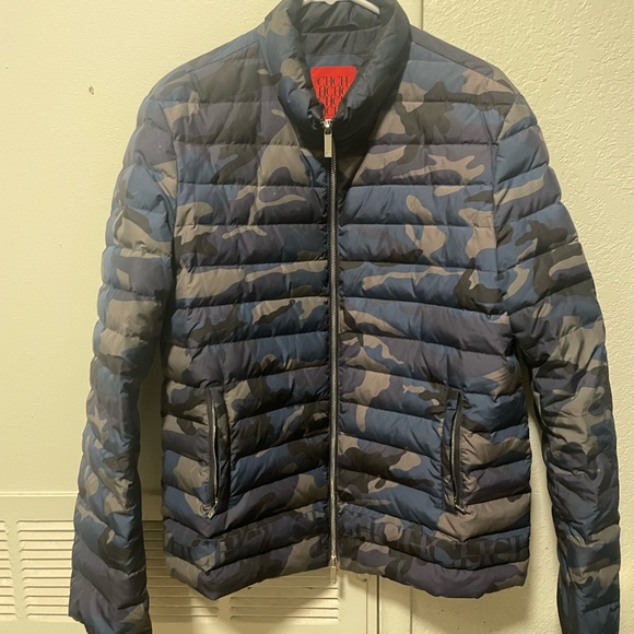 Like new down jacket. 850 fill the warmest. Prime condition.
